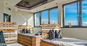 Heller Ruheraum mit Ausblick im Hotel am Nationalpark